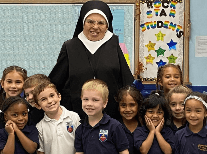 EMA26 - sister with children